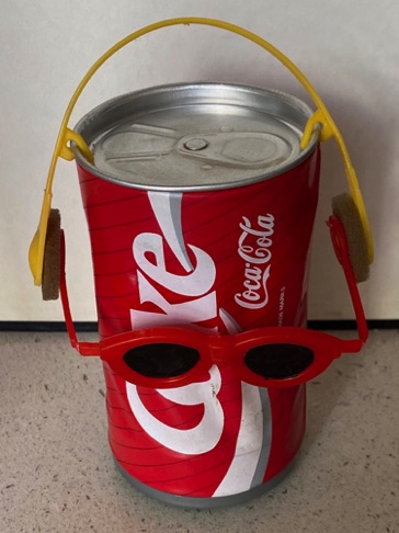 02662-1 € 10,00 coca cola dansend blikje rode bril ( werkt niet).jpeg